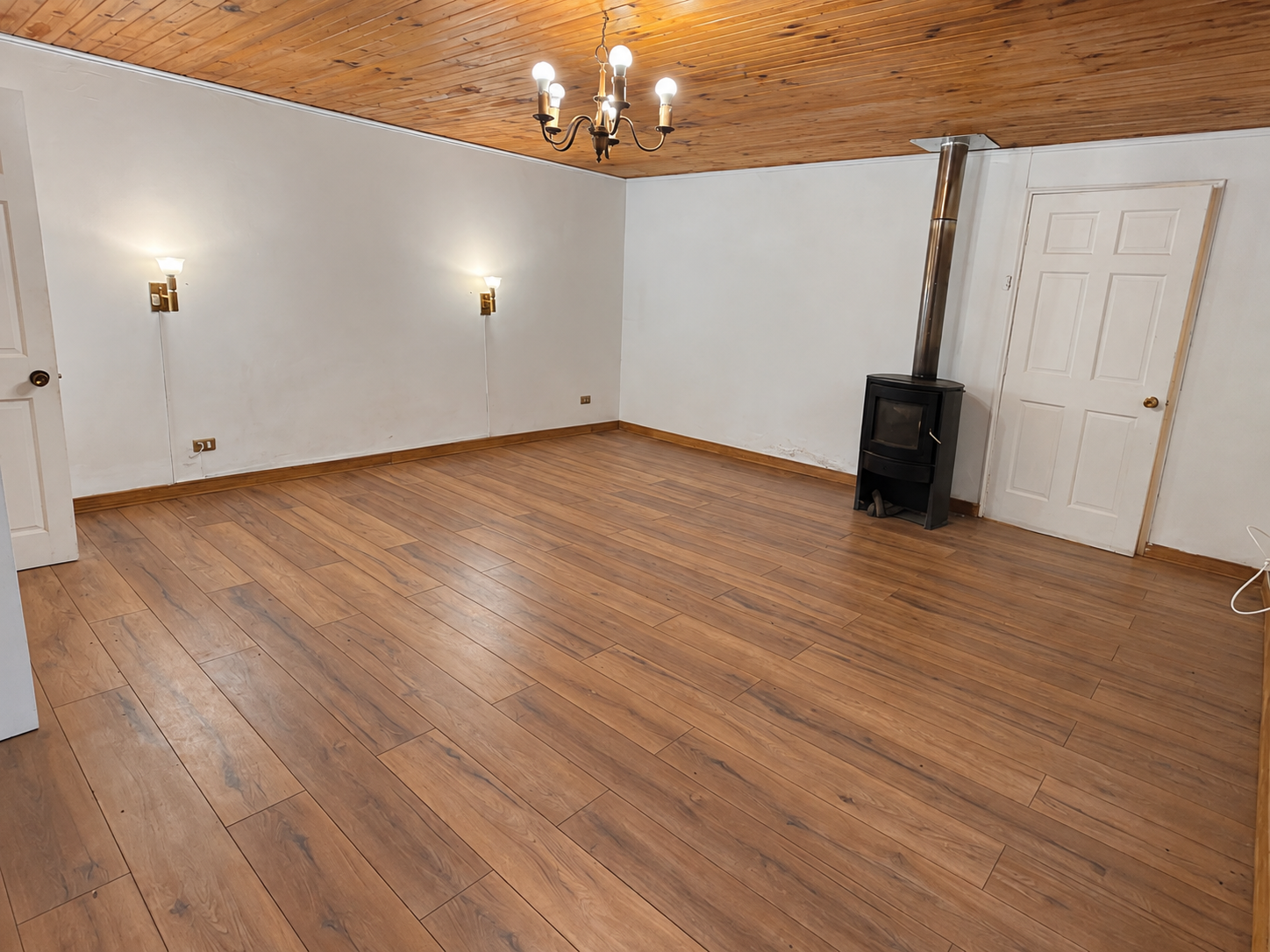 Interior de la casa con techo de madera y estufa