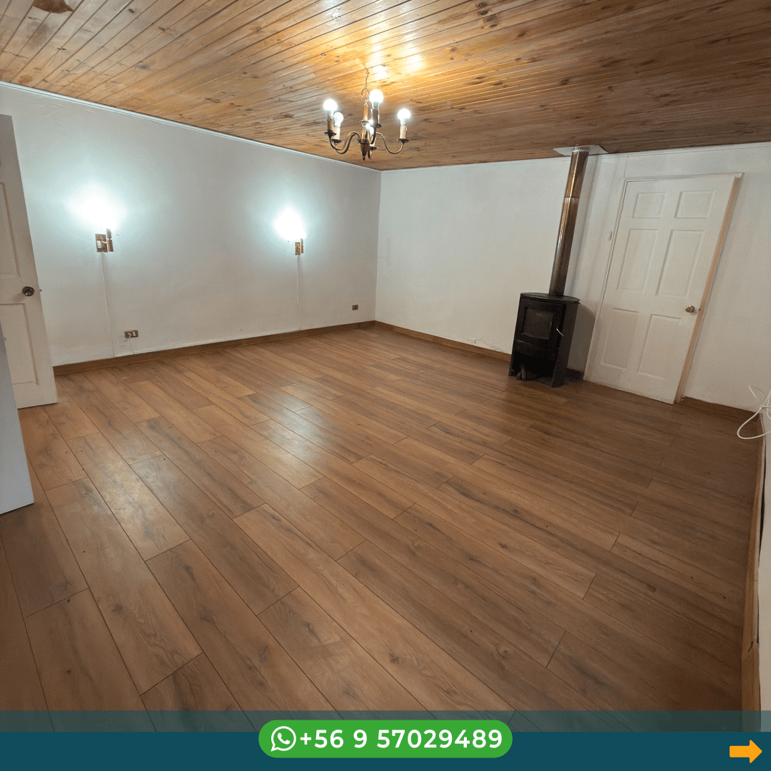 Interior de la casa con techo de madera y estufa
